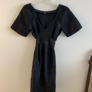 Eyelet sleeves, silk material.